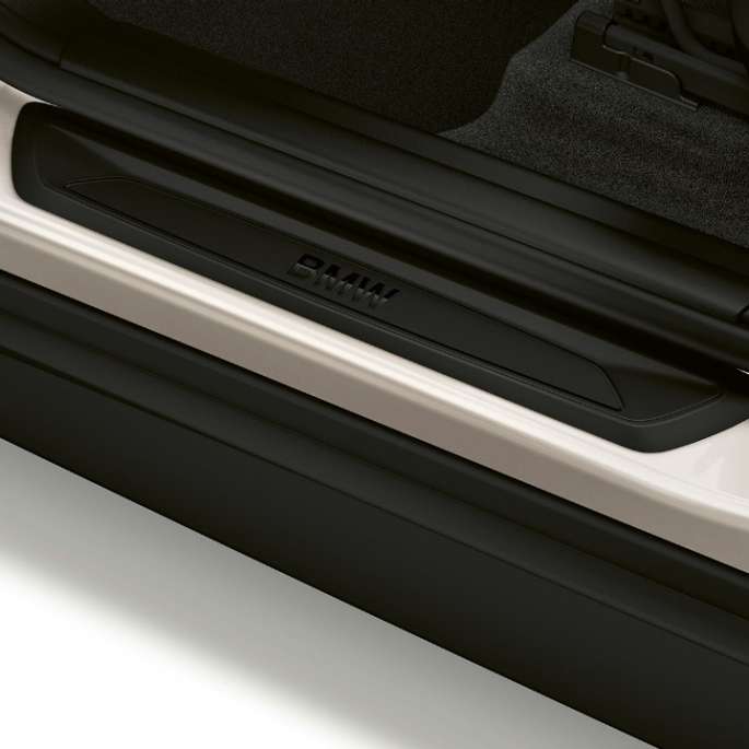 BMW X1, Model Advantage, side view with close-up on door sill