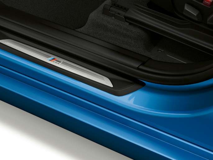 BMW X1, Model M Sport, side view with close-up on door sill
