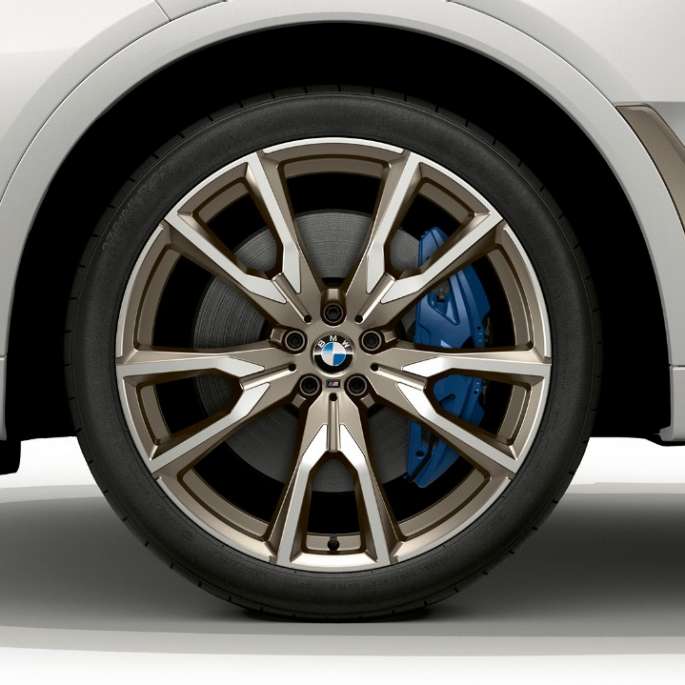 BMW X7, BMW X7 M50d light alloy wheel Close-up of the light alloy wheel of the BMW X7 with BMW X7 M50d features