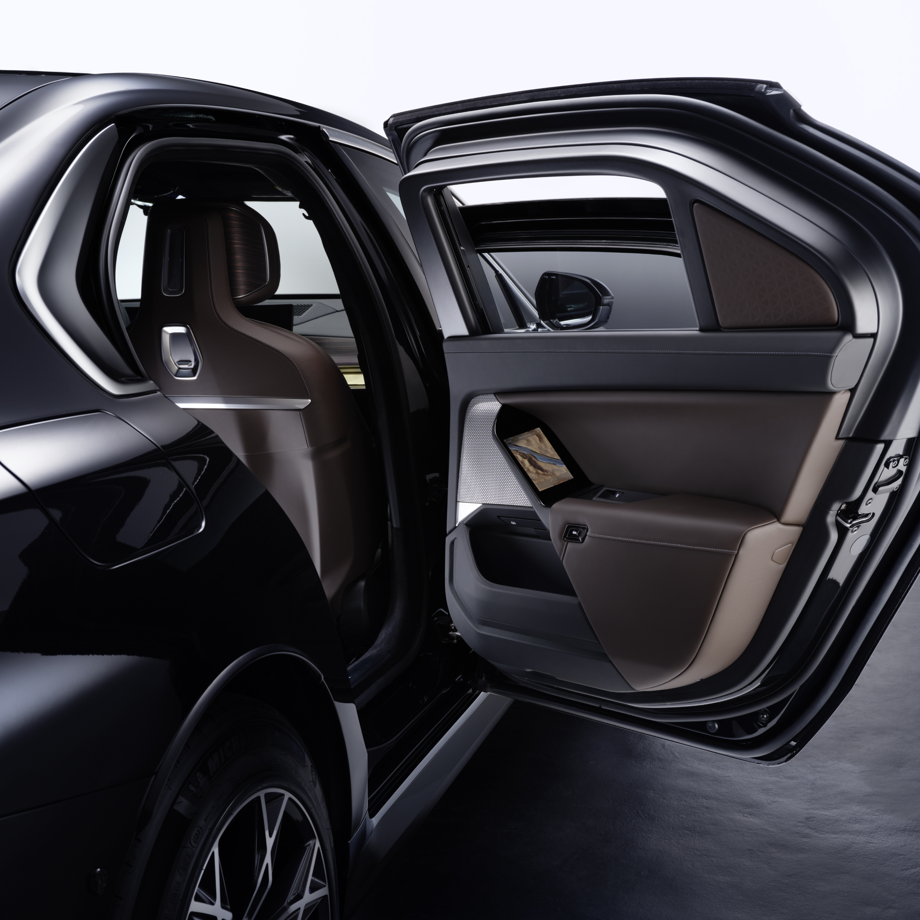 車門打開的 BMW 特寫鏡頭