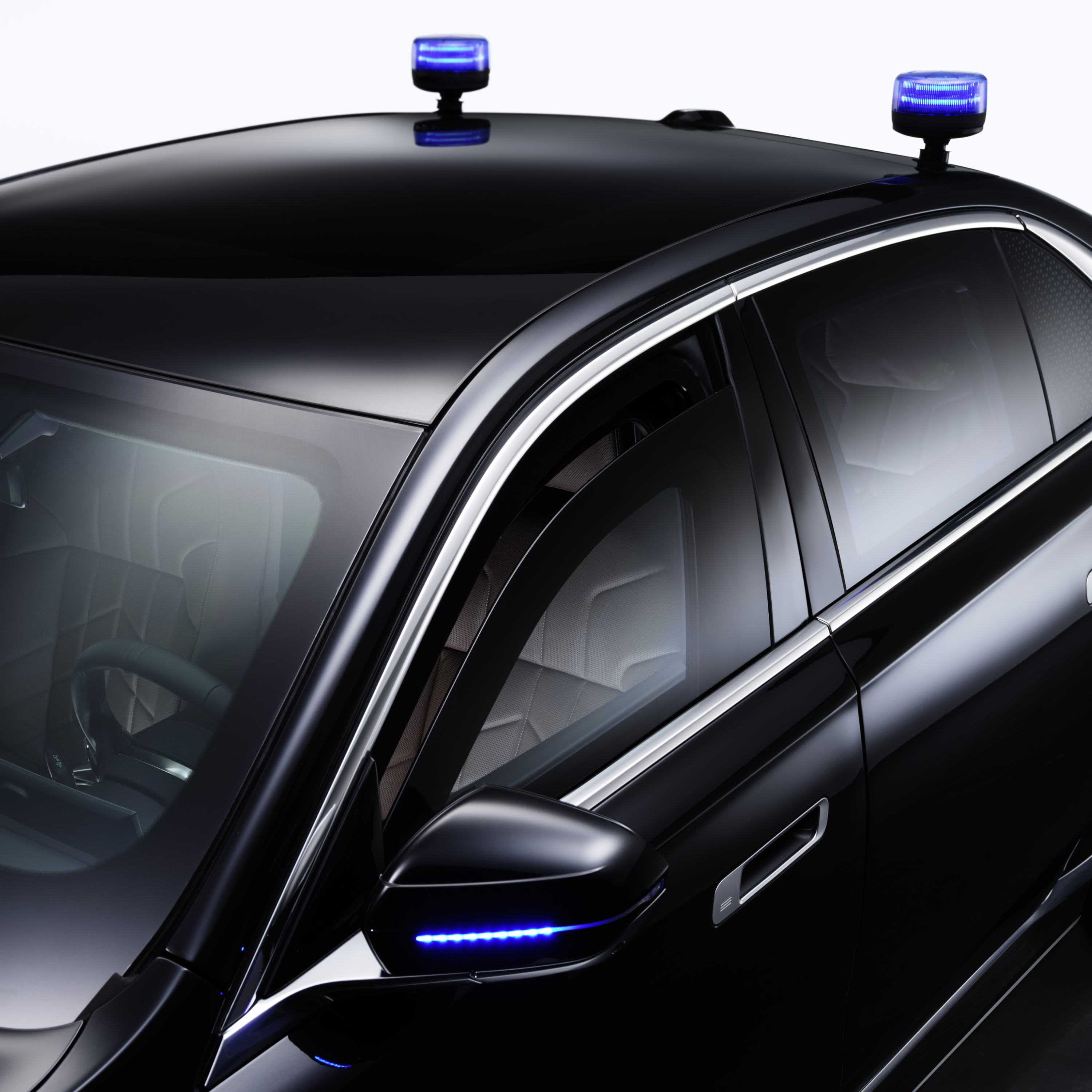一輛車頂設有閃光燈的 BMW 特寫鏡頭