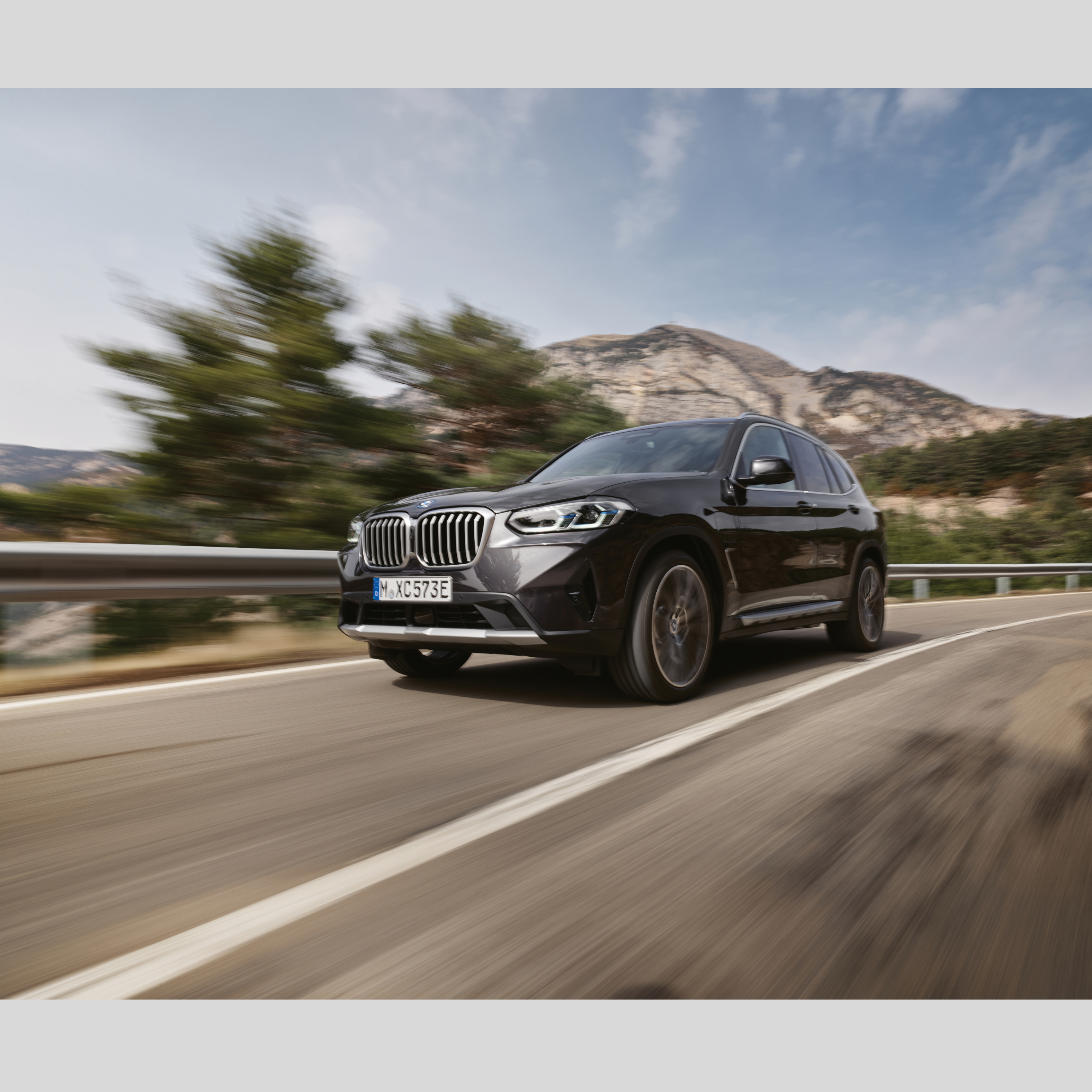 一輛 BMW 緊急服務車輛在路上行駛