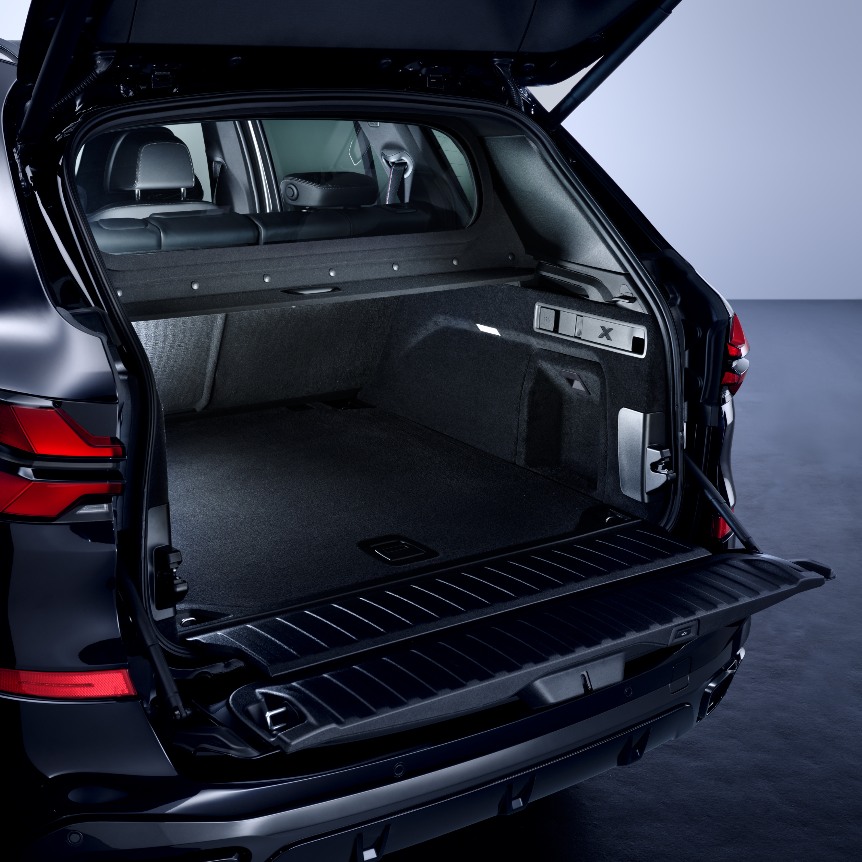 BMW 防彈車輛打開的尾門特寫鏡頭，可見乘客座艙內部